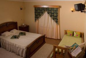 a bedroom with a bed and a window at MyStay - Quinta do Tendeiro in Guarda