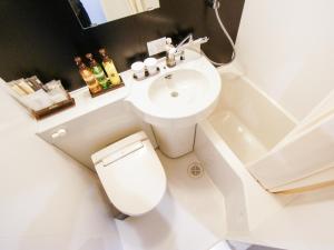 姫路市にあるHOTEL LiVEMAX 姫路市役所前の白いバスルーム(洗面台、トイレ、バスタブ付) +14枚の写真