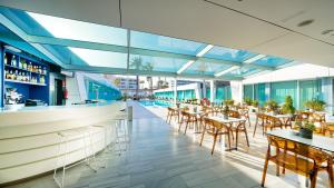英格兰海滩Hotel Nayra - Adults Only的享有带桌椅的餐厅的景色