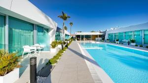 una imagen de una piscina en un hotel en Hotel Nayra - Adults Only, en Playa del Inglés