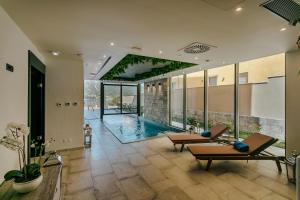 Boutique Hotel Casa del Mare - Vizura في كوتور: غرفة معيشة مع مسبح في بيت