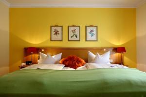 Postel nebo postele na pokoji v ubytování Hotel Behringer's Traube