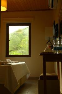 una camera con tavolo e finestra di Uyku Vadisi Hotel ad Ağaçlıhüyük