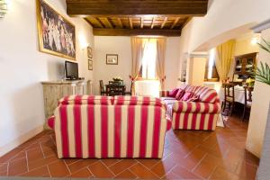 Due sedie rosse e bianche in soggiorno di La Signoria a Firenze
