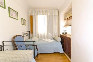 una piccola camera con letto e finestra di La Signoria a Firenze