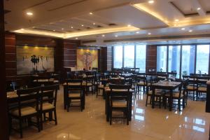 Hotel Millenia Regency Lucknow 레스토랑 또는 맛집