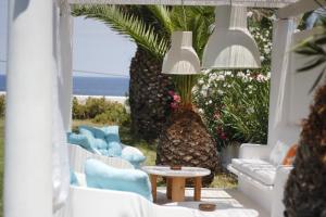 um pátio com cadeiras e uma mesa e vista para o oceano em Villa Mantalena em Skiros