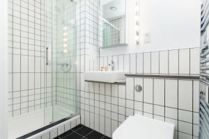 Ένα μπάνιο στο Clover Court by Aeria Apartments +44 φωτογραφίες