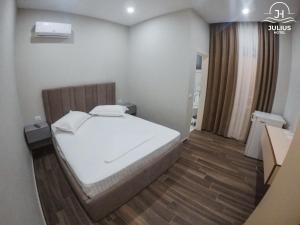Postel nebo postele na pokoji v ubytování Julius Hotel