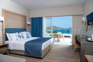 Postel nebo postele na pokoji v ubytování Elounda Breeze Resort