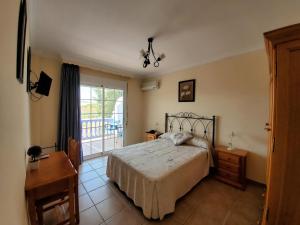 A bed or beds in a room at Hotel Arco del Sol Még 30 kép