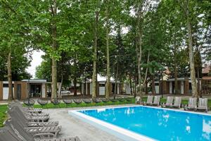 Bazén v ubytovaní Barack Thermal & Natura Apartments alebo v jeho blízkosti