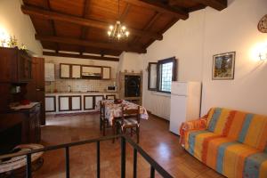 a living room with a table and a kitchen at La viola in Bomarzo