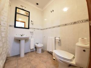 A bathroom at Hotel Arco del Sol