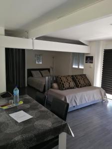 une chambre avec un lit, un canapé et une table dans l'établissement Gite - Le chemin blanc, à Saint-Sornin