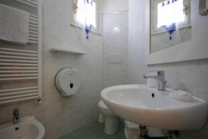 Ponti di Badia في كاستيغليون ديلا بيسكايا: حمام أبيض مع حوض ومرحاض +18 صورة