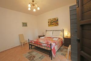 a bedroom with a bed and a table and a chair at La viola in Bomarzo