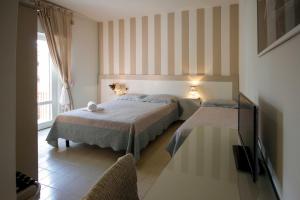 Ponti di Badia في كاستيغليون ديلا بيسكايا: غرفة نوم بسريرين وتلفزيون فيها