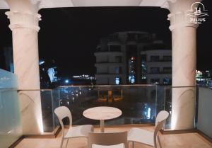 Balkón nebo terasa v ubytování Julius Hotel
