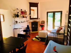 a living room with a bed and a table at Casa dos Pintos, Golf e Natureza in Belas