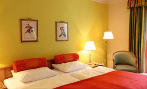Postel nebo postele na pokoji v ubytování Hotel Behringer's Traube