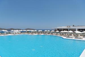 Bazén v ubytování Elounda Breeze Resort nebo v jeho okolí