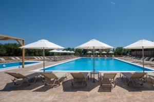 Bazén v ubytování Elounda Breeze Resort nebo v jeho okolí