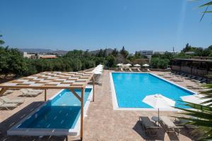 Bazén v ubytování Elounda Breeze Resort nebo v jeho okolí