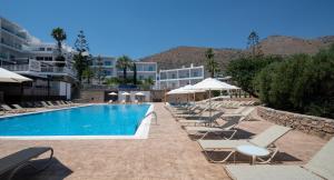 Bazén v ubytování Elounda Breeze Resort nebo v jeho okolí