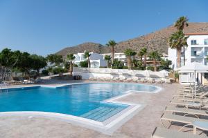 Bazén v ubytování Elounda Breeze Resort nebo v jeho okolí