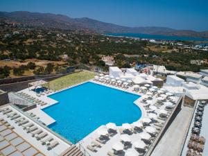 Bazén v ubytování Elounda Breeze Resort nebo v jeho okolí
