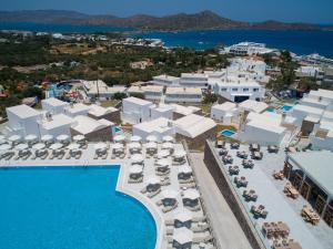 Bazén v ubytování Elounda Breeze Resort nebo v jeho okolí