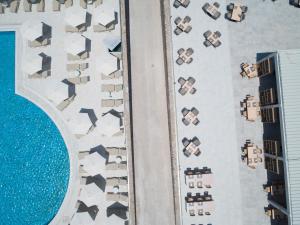 Bazén v ubytování Elounda Breeze Resort nebo v jeho okolí
