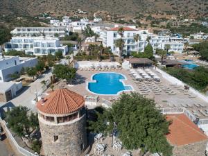 Bazén v ubytování Elounda Breeze Resort nebo v jeho okolí