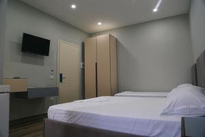 Postel nebo postele na pokoji v ubytování Julius Hotel