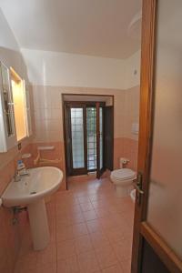a bathroom with a sink and a toilet at La viola in Bomarzo