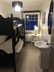 una camera con letto a castello, lavandino e lavandino di Kvamseter Lodge - Mountain Apartments a Norheimsund Altre 44 foto