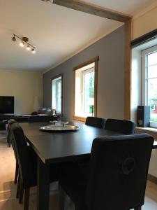 uma sala de jantar com mesa e cadeiras em Kvamseter Lodge - Mountain Apartments em Norheimsund