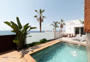 罗萨斯Vista Roses Mar - Ancla Mar的可以看到海景的游泳池