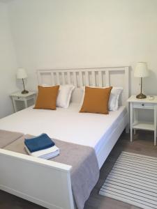 1 Schlafzimmer mit 2 Betten und 2 Tischen mit Lampen in der Unterkunft Stone & Salt Getaway Home in Šimuni