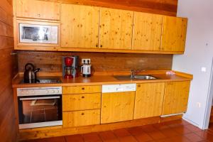 Kuchyňa alebo kuchynka v ubytovaní Chalet Hebalm