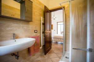 a bathroom with a sink and a shower at Agriturismo La Sosta di Annibale in Tuoro sul Trasimeno