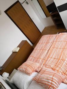 sypialnia z 2 łóżkami i drewnianym zagłówkiem w obiekcie Apartments "Laci" w Krku