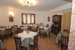 a restaurant with tables and chairs in a room at Le antiche Torri in Pescasseroli