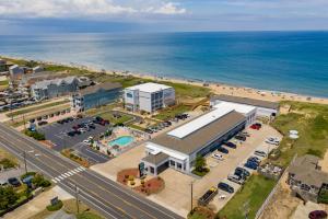 una vista aérea de un edificio junto al océano en John Yancey Oceanfront Inn en Kill Devil Hills