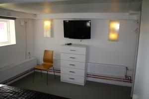Televízia a/alebo spoločenská miestnosť v ubytovaní Lilla Huset på Slätten B&B