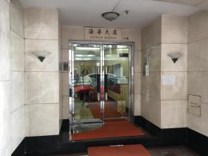 una entrada a un edificio con una puerta giratoria en Seasons Hotel - Causeway Bay, en Hong Kong