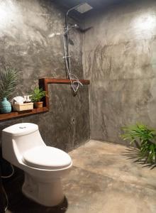 Mae Onにあるทโล้ โฮมสเตย์ เชียงใหม่ | Taloh Homestay Chiangmaiのトイレとシャワー付きのバスルーム