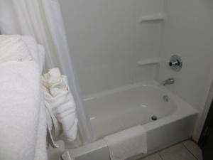 a bathroom with a white bath tub and towels at Americourt Hotel and Suites - Elizabethton in Elizabethton