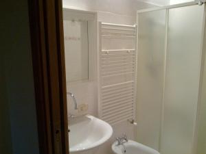 モンタルチーノにあるアグリツーリズモ ボナッチのバスルーム(洗面台、ガラス張りのシャワー付)
